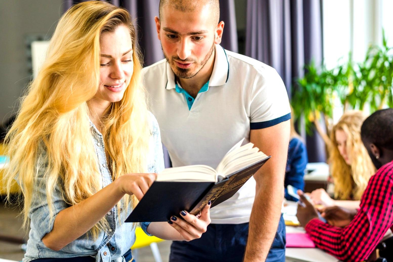 Profesionales trabajando en análisis financiero colaborativo